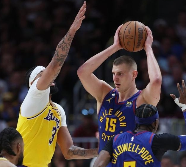 火焰对决！掘金vs湖人，NBA西部精彩赛事瞩目！