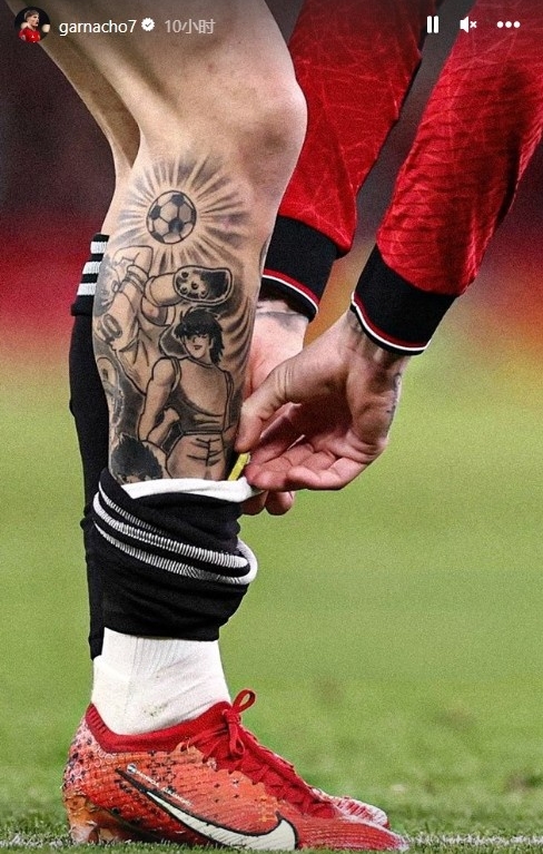 曝加纳乔小腿上的“足球小将”纹身，致敬足坛传奇