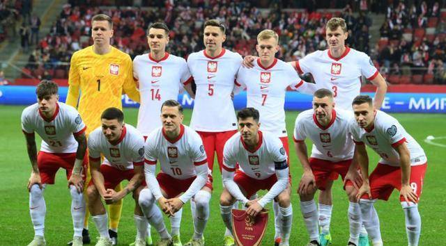 波兰连续5届晋级欧洲杯正赛，赛后在更衣室内载歌载舞庆祝