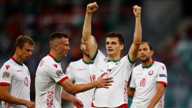 格鲁吉亚队史首次闯入欧洲杯，球迷冲进比赛场地庆祝