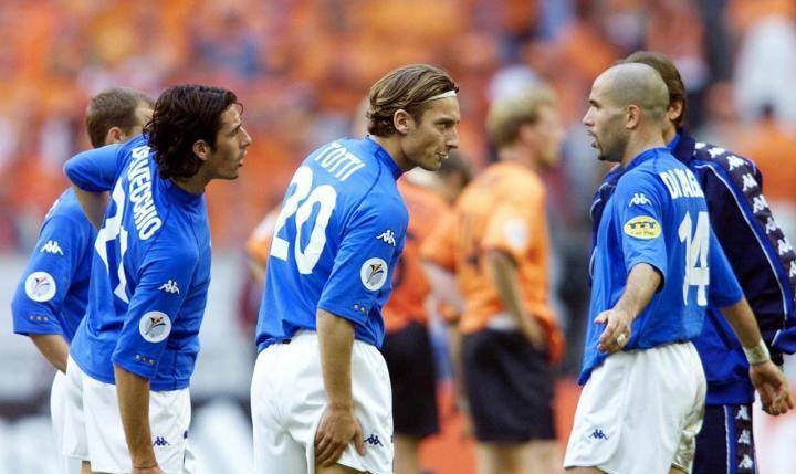 蓝衣军团：2000年欧洲杯意大利队的荣耀与坚韧