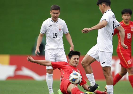 U20 亚洲杯奇景：吉尔吉斯斯坦球员打裁判，红牌在身