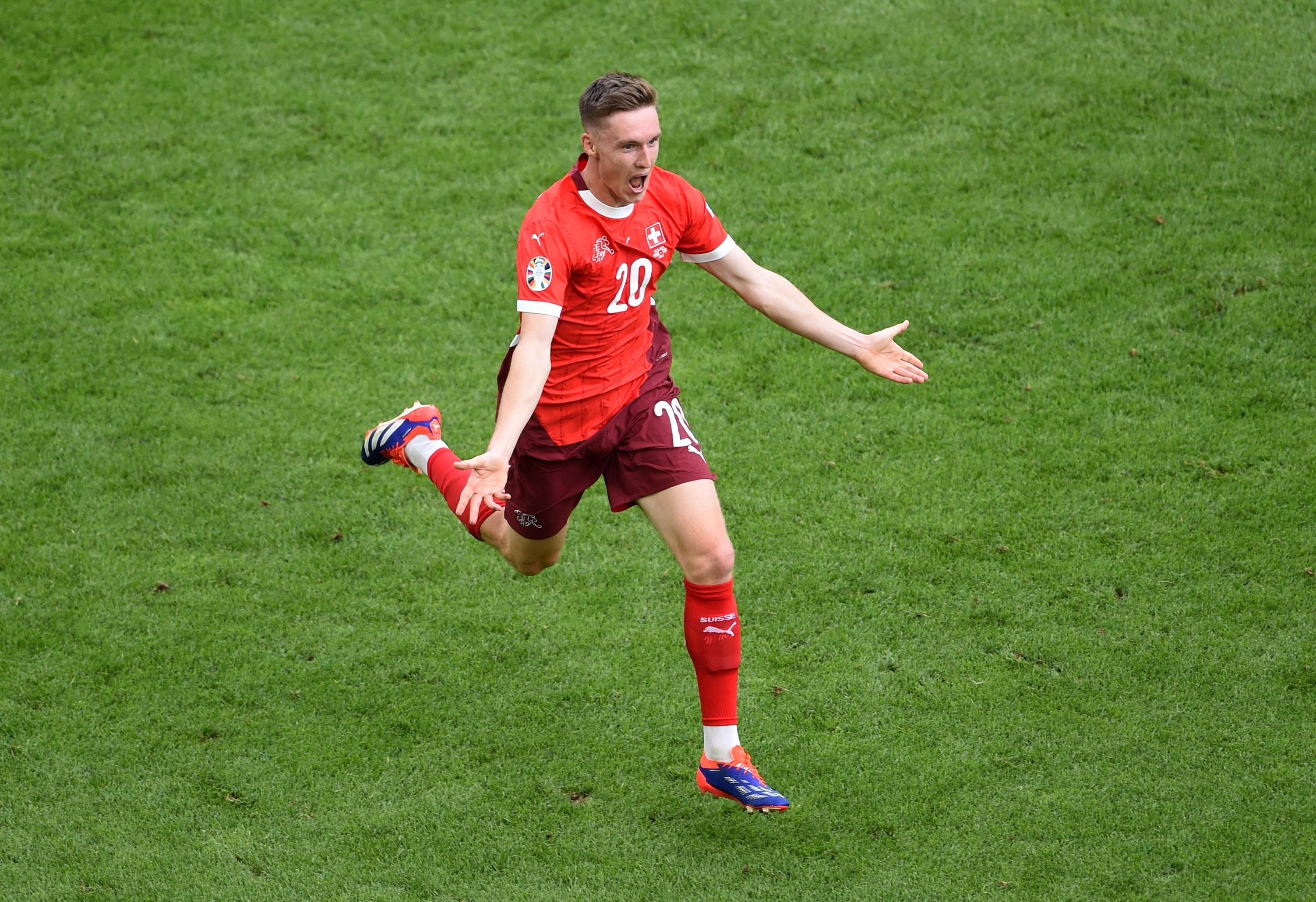 瑞士中场埃比舍尔闪耀欧洲杯，半场传射助球队领先
